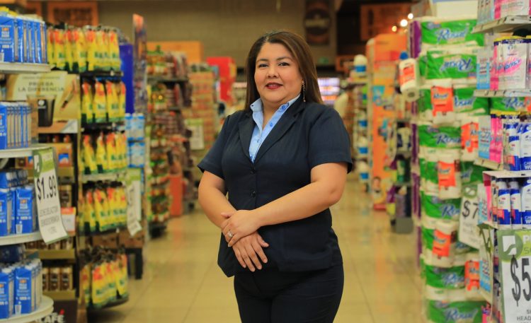 Eleyda empezó a trabajar en Súper Selectos a sus 26 años, y asegura que ha visto un apoyo de la empresa en sus aspiraciones laborales y personales. Foto DES/ Sofía Mazariego.