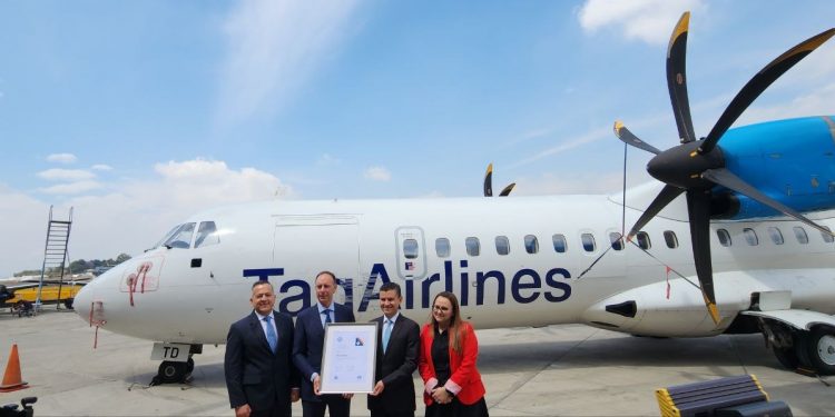 Ejecutivos de TAG Airlines junto a representantes de IATA en la ceremonia de incorporación de la aerolínea a la asociación internacional. Foto / Diario El Salvador.