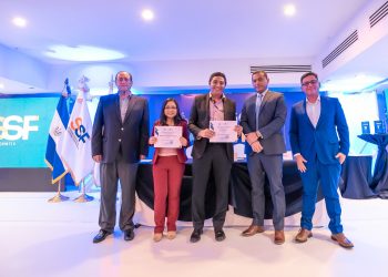 Universitarios reciben galardón por sus proyectos en Juego de la Bolsa de Valores 2022