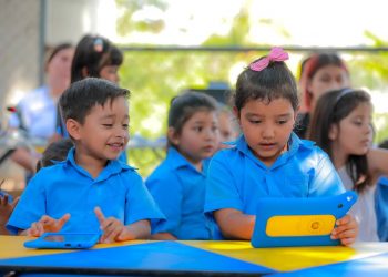 Entregan tabletas a niños de parvularia en Talnique, La Libertad