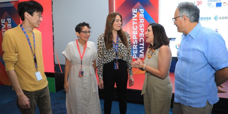 La ministra de Economía, María Luisa Hayem, y la ministra de Turismo, Morena Valdez, participaron en el evento de innovación. Foto DES/ Guillermo Martínez.