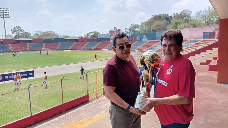 Los ex jugadores de FAS, David Cabrera y Roberto Casadei, recibirán este viernes un reconocimiento de parte de un grupo de aficionados del once tigrillo. Fotos/Juan Carlos Barahona