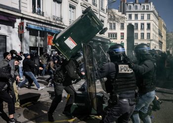Continúan protestas en Francia contra reforma de pensiones antes de crucial voto parlamentario