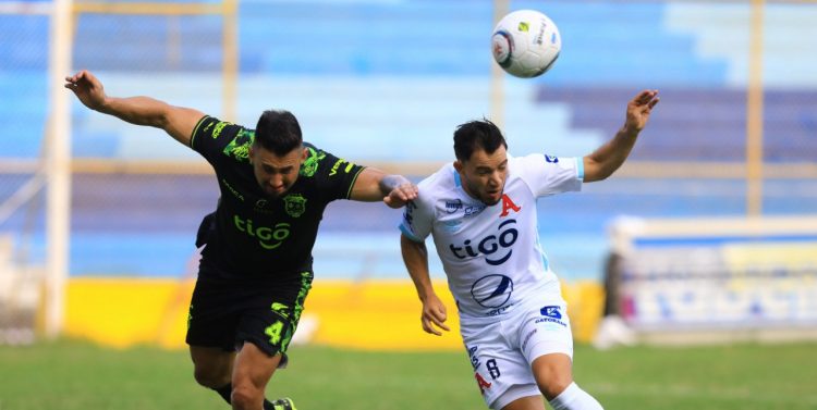 Helio Castro (4) de Santa Tecla y Óscar Rodríguez, se disputan el balón, en el partido realizado en el Coloso de Monserrat. Fotos/Diego García