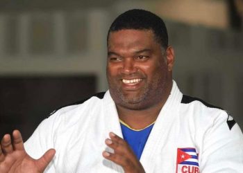 Judocas salvadoreños entrenan con medallista olímpico cubano