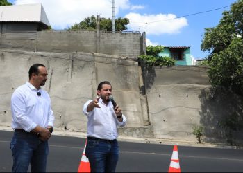 El Ministro de Obras Públicas entrega obra de protección en talud