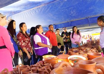 Emprendedoras ofrecieron sus productos en MercaMujer de Apastepeque, San Vicente
