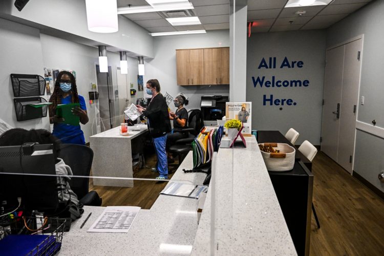 La misma ley obliga a los hospitales a recopilar información sobre el estatus migratorio de sus pacientes en Florida. Foto AFP.