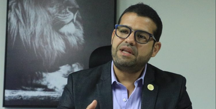 Inclusión. Fernando Velasco, presidente del RNPN, dice que se busca atraer la mayor cantidad de jóvenes para que participen en las urnas. Foto / Diario El Salvador