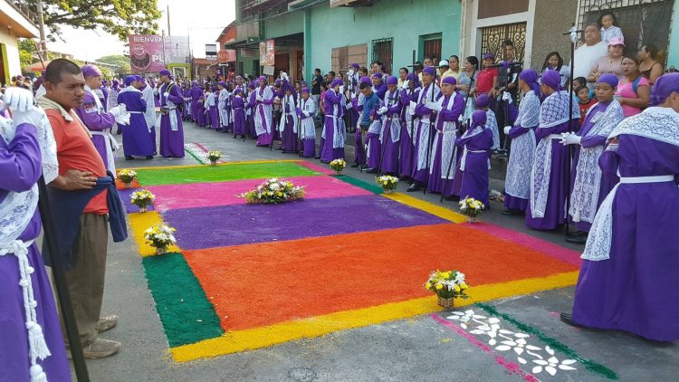 Fe. Los católicos sonsonatecos viven con fervor y devoción el período de Cuaresma, que representa la penitencia por la muerte de Jesucristo.