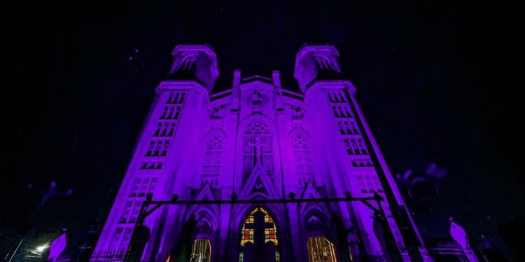 Vistosidad
El púrpura se
probó en la
fachada de
la iglesia El
Calvario.