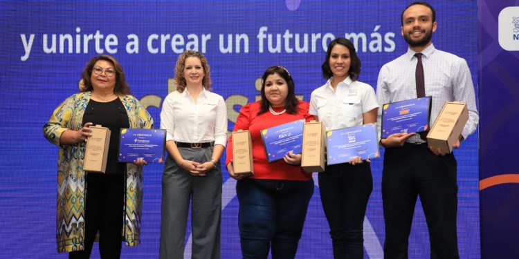 Las representantes de La Constancia, Fundemás, Nestlé, Diana y Estrategia & Negocios participaron en la firma del convenio. Foto Diario El Salvador/ Edison González.