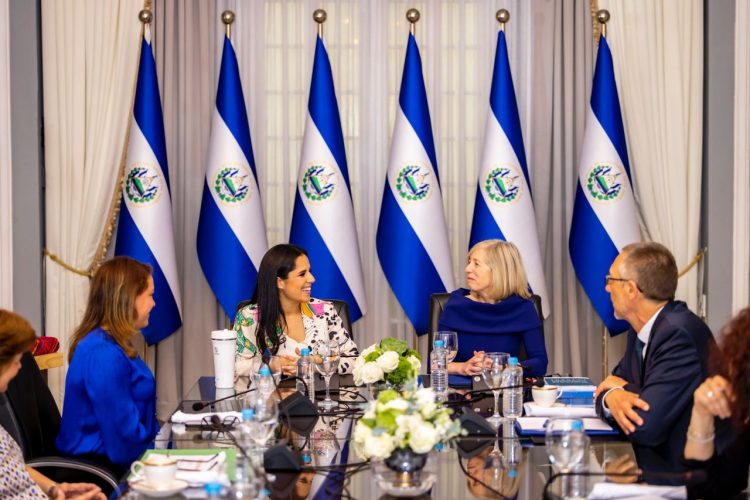 Labor. La primera dama enfatizó en la importancia de cambiar la educación y adaptar las herramientas a los procesos de aprendizaje de cada niño y niña. Foto: Despacho de la Primera Dama.