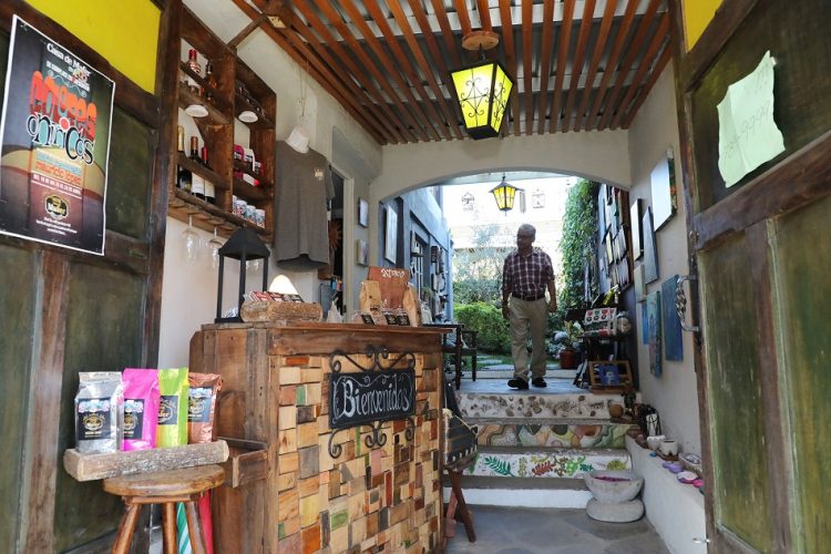 Hostal Mafer, en el municipio de Ataco, ofrece 4 habitaciones dobles y familiar, así como espacios culturales