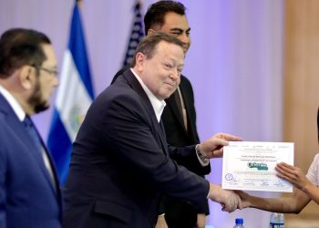 Jóvenes se gradúan en diplomado de democracia y liderazgo en San Miguel