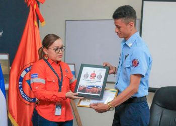 Bombero en La Unión, miembro del Grupo USAR, recibe reconocimiento por su labor en Turquía
