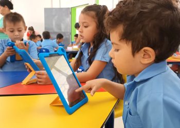 El Gobierno entrega tabletas a estudiantes de parvularia en Lolotique, San Miguel