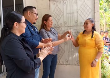 El Gobierno de El Salvador entrega casas a veteranos y excombatientes en San Miguel