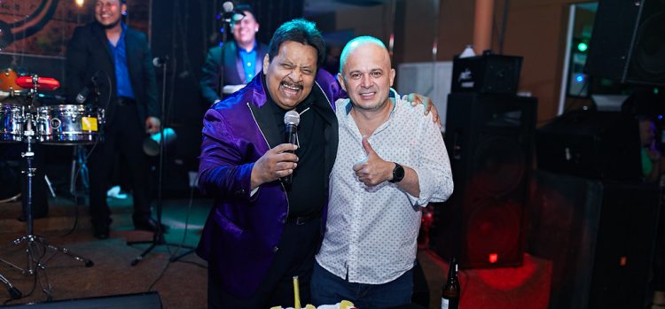 Tony Villatoro (der.) junto al artista nacional, Tito Mira.