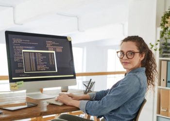 Mujeres ocupan un 46 % de puestos de trabajo en la industria tecnológica en El Salvador, según estudios