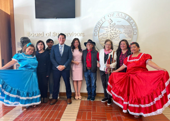 Salvadoreño es distinguido como poeta laureado
