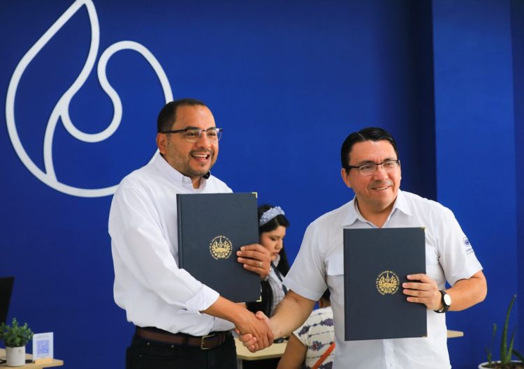 El presidente de ANDA, Rubén Alemán; y el presidente de la Defensoría del Consumidor, Ricardo Salazar, firmaron el convenio en la agencia ANDA Centro. Foto de Sofía Mazariego.