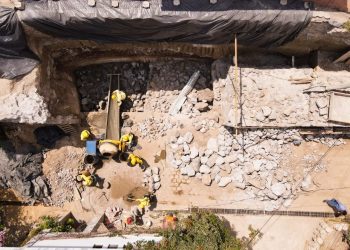 La construcción del nuevo muro de contención en la avenida Albert Einstein tiene 80 % de avance