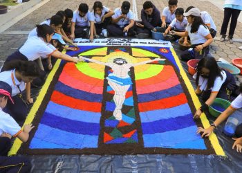 Alumnos del colegio Arrupe celebran festival de alfombras