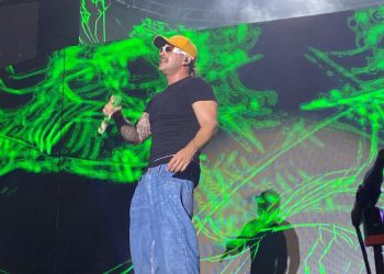 Ferxxo puso a bailar a cientos de salvadoreños que fueron una marea verde