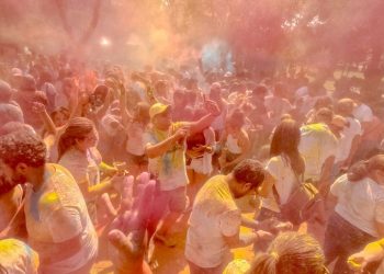El parque Cuscatlán fue coloreado con la celebración del Holi Festival