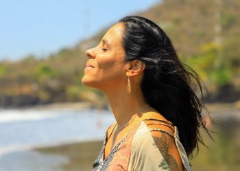 Claudia Castello, la editora de películas de Hollywood que decidió vivir en El Salvador
