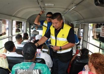 Autoridades de tránsito instalan dispositivo de seguridad vial frente a la terminal de occidente