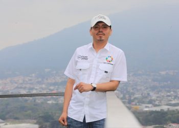 Joven salvadoreño hace posible el florecimiento de pequeños negocios