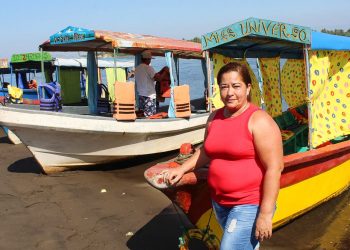 María Melina, la lanchera que conquista la bocana de Barra de Santiago