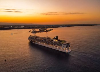 El Salvador recibe a vacacionistas extranjeros del crucero Norwegian Jewel