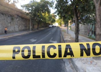 Mujer muere tras ser arrollada por motorista de transporte colectivo en San Salvador