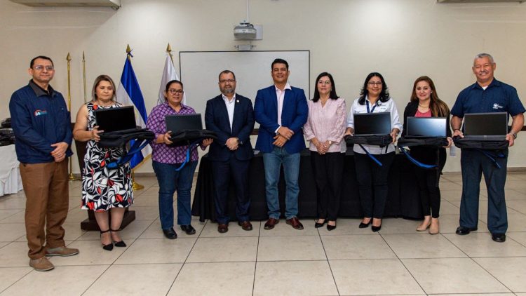 El viceministro de Salud, Carlos Alvarenga entregó los equipos al personal de promoción de la salud.