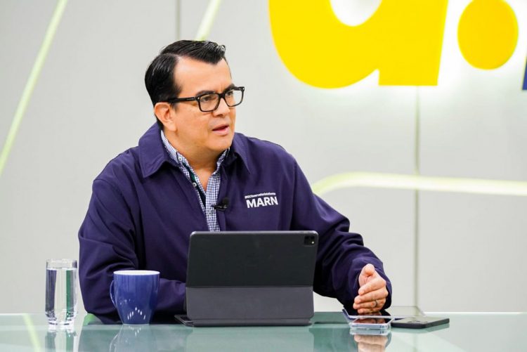 El ministro López indica que se está estudiando los gases y la ceniza que emana el volcán. Foto: Cortesía.