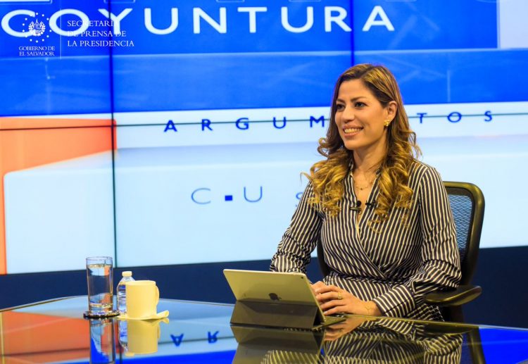La directora del ISSS, Mónica Ayala, destaca que es el primer centro humanizado que brindará atención integral a los usuarios. Foto: Secretaría de Prensa de la Presidencia.