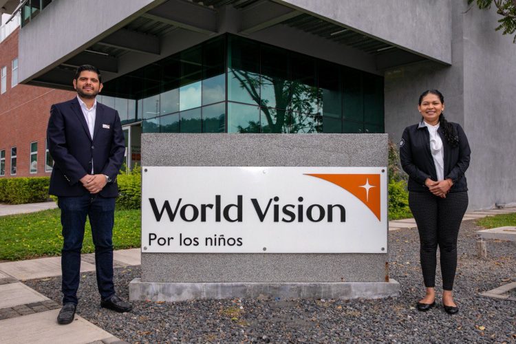 La viceministra de Salud, Karla Díaz, se reunió con representantes del World Vision para sumar esfuerzos y brindar atención integral a la población. Foto: Minsal.