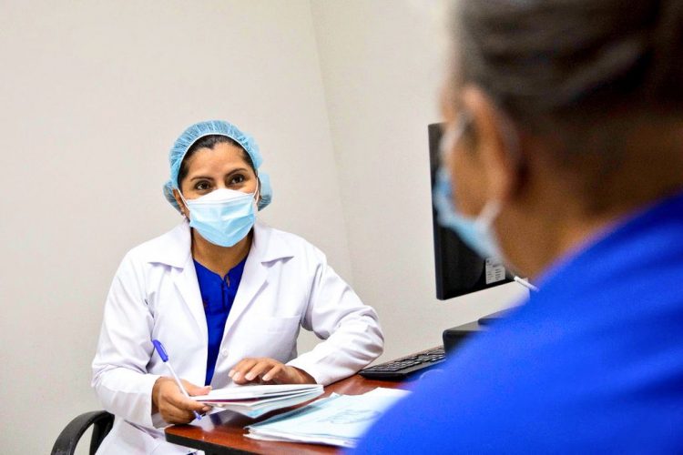 Bienestar. Los pacientes que son referidos por primera vez con una especialidad reciben atención en menos de un mes. Foto: ISSS.