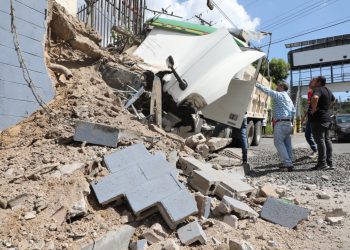 Camión cargado con grava choca contra muro de iglesia en colonia La Constancia, en San Salvador