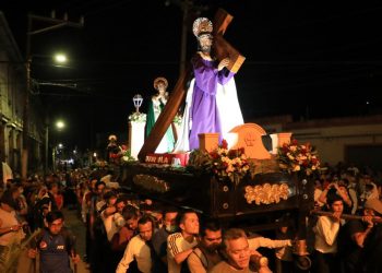 Fotos: Feligreses acompañan Via Crucis en calles libres de ventas informales en Centro de San Salvador