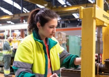 Parlamento Europeo aprueba normas para reducir diferencia salarial entre hombres y mujeres