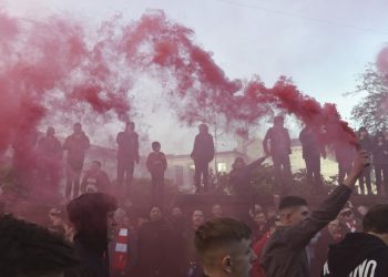 El autobús del Liverpool alcanzado por un proyectil tras el partido contra el City