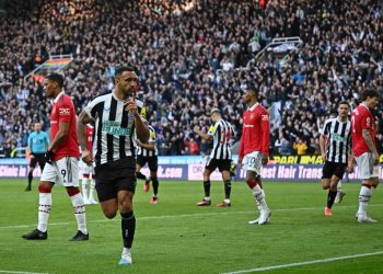 Newcastle gana 2-0 al Manchester United y le arrebata el tercer puesto