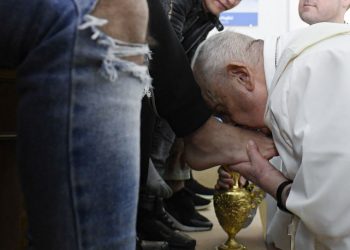El papa lava los pies a doce jóvenes detenidos en ritual de Jueves Santo