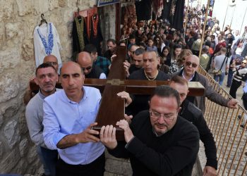 Celebración de Viernes Santo en un pueblo destruido del norte de Israel