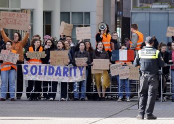 Francia prepara nuevas protestas contra reforma de las pensiones antes de decisión clave