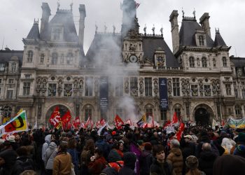 Macron promulga la impopular ley de la reforma de pensiones en Francia
